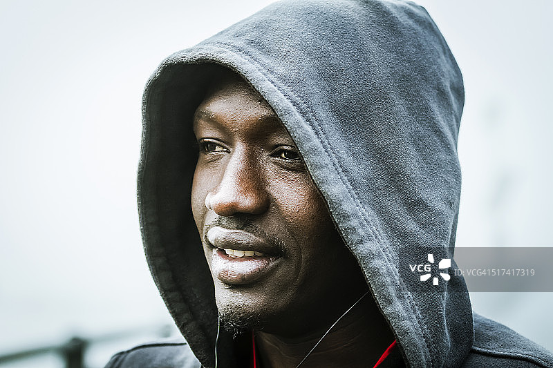 戴着帽子的非洲裔美国年轻微笑女性肖像图片素材