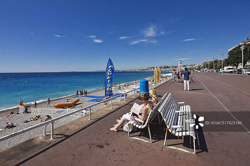 英国人漫步大道和海滩图片素材