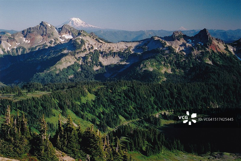 从雷尼尔山看亚当斯山和胡德山图片素材