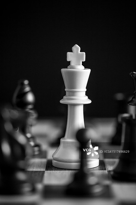 被包围的国王棋子图片素材