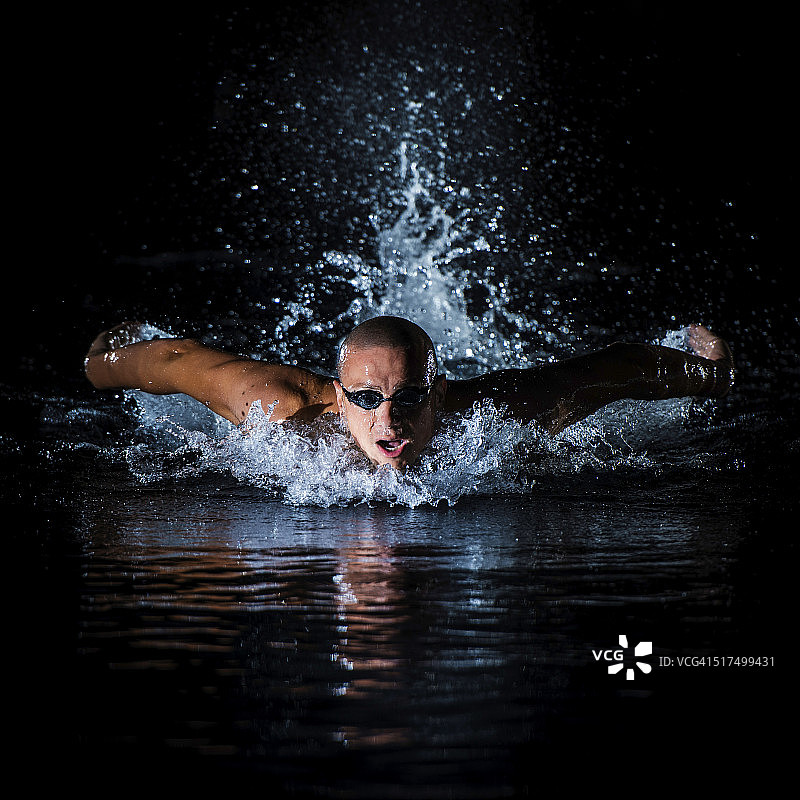 年轻男人练习蝶泳图片素材