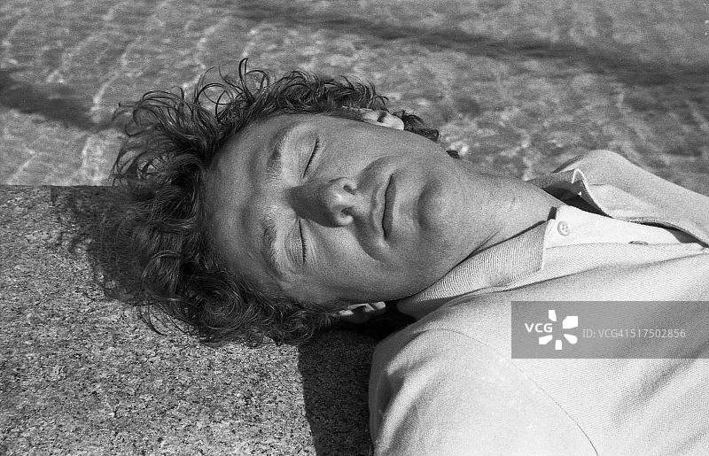 在海滩上的年轻男人图片素材