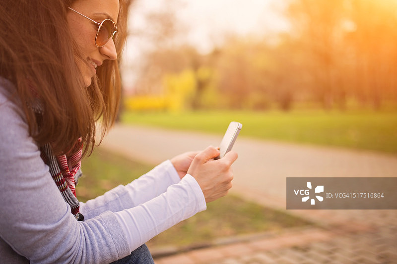 女人使用电话图片素材