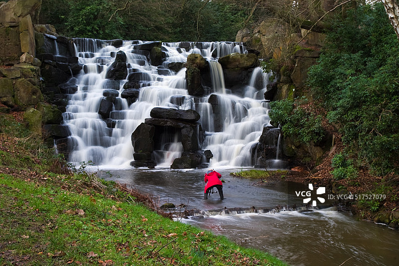 摄影师在弗吉尼亚水域拍照图片素材