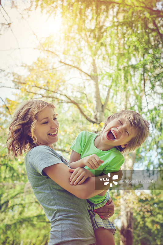 夏日里的家庭图片素材