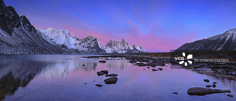 清晨的碎石湖图片素材
