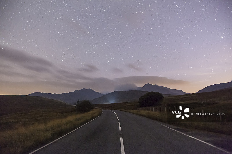 斯诺登山之上的夜空图片素材