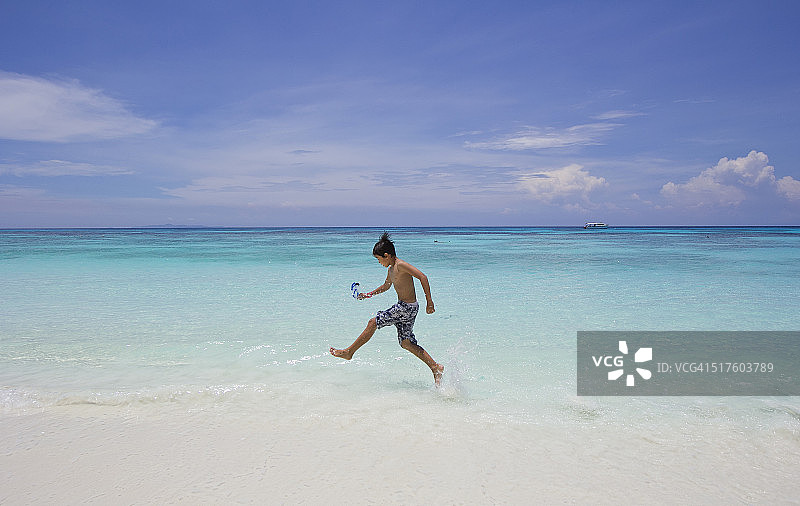 男孩在泰国达柴岛玩耍图片素材