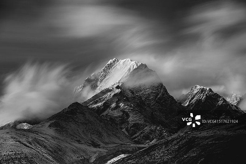 从前往珠穆朗玛峰大本营的佩里切村看到的喜马拉雅山峰景色图片素材