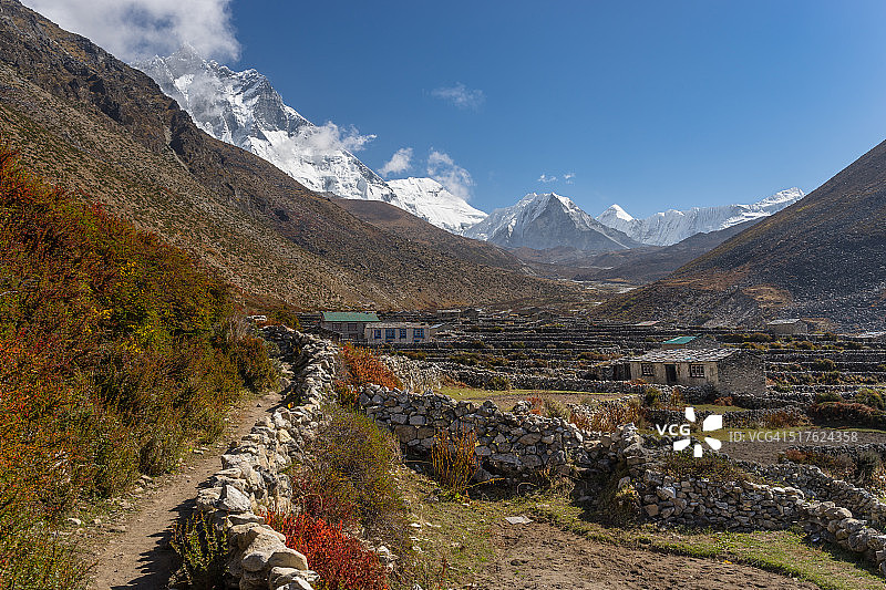 珠穆朗玛峰地区丁波切村的徒步小径图片素材