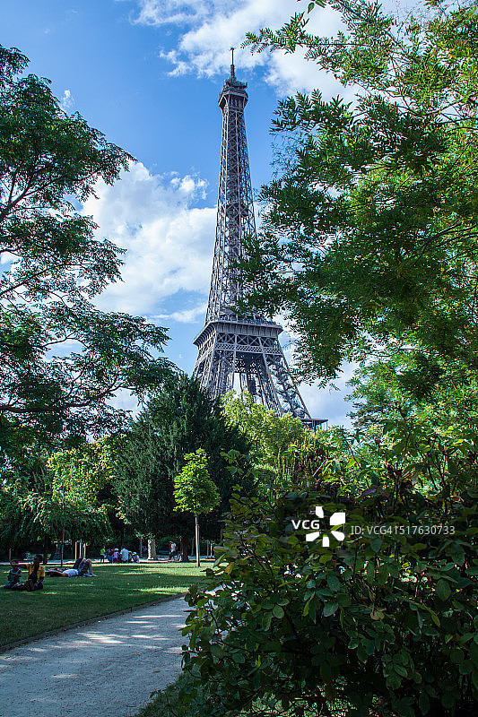 巴黎埃菲尔铁塔与绿树图片素材