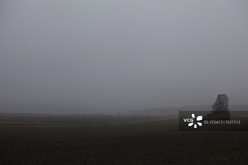 薄雾中田野上的孤独房子图片素材