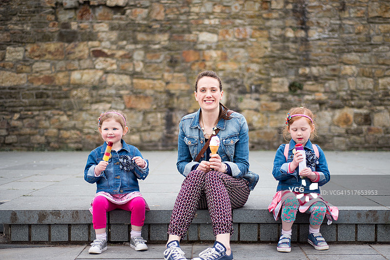 母女享用冰淇淋图片素材