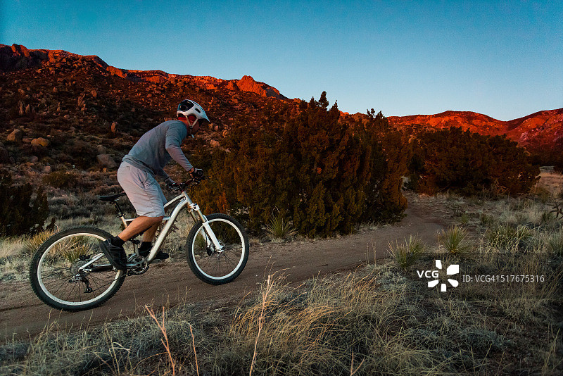 运动健身探险男人图片素材
