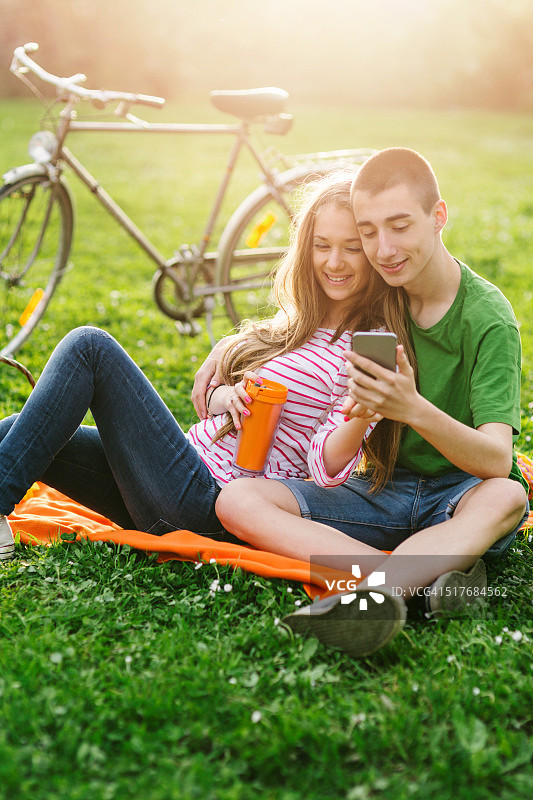 野餐中的青少年情侣图片素材