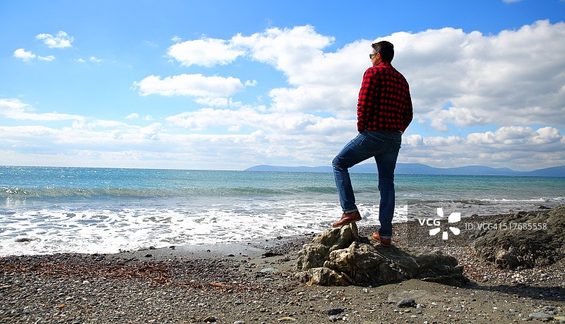 秋日海边的男人图片素材