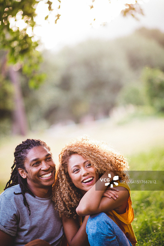 微笑的非洲裔夫妇在公园里享受美好的一天图片素材