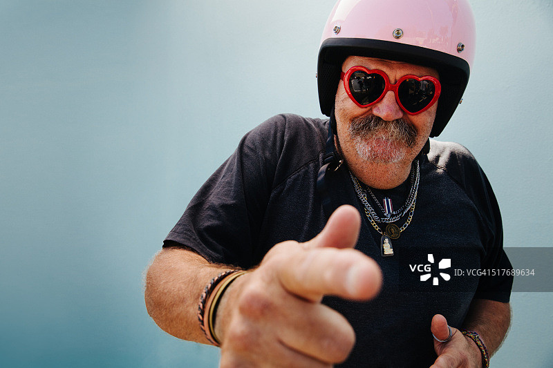 戴粉色头盔和心形太阳镜的有趣老爷爷图片素材