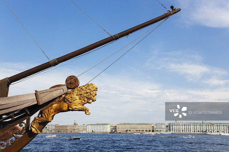 俄罗斯圣彼得堡的狮子船首像和天际线图片素材