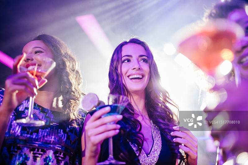 年轻朋友在俱乐部享用色彩缤纷的饮品图片素材