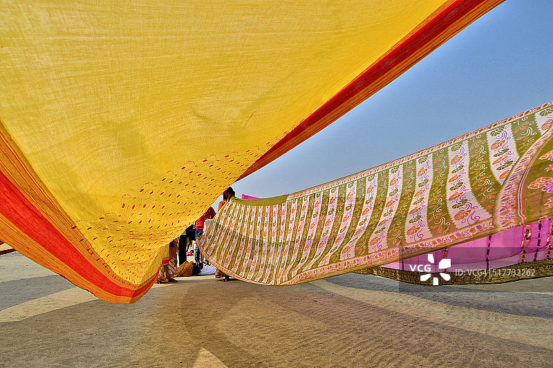 印度教信徒在恒河萨加尔圣浴图片素材