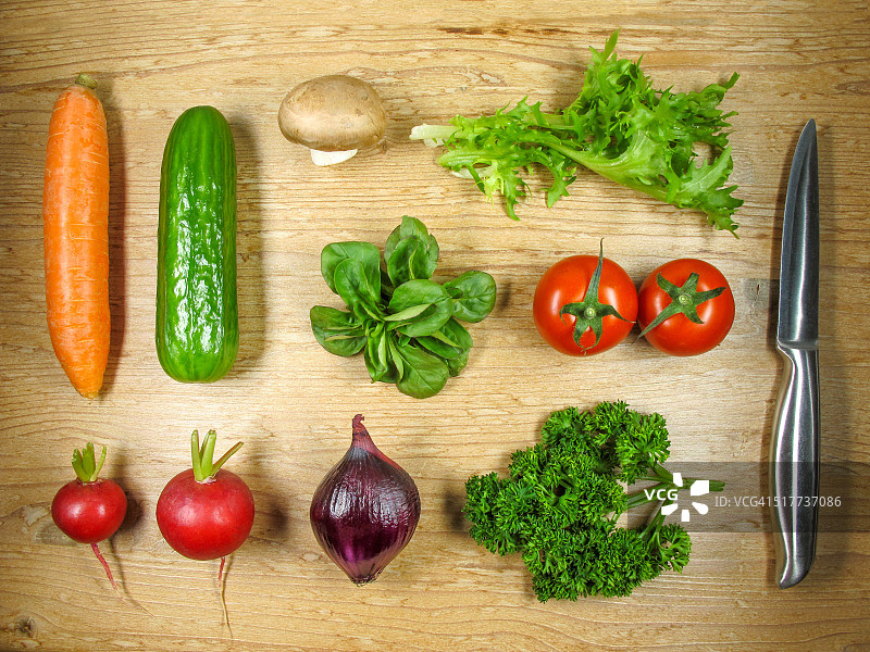 木制砧板上的新鲜蔬菜图片素材