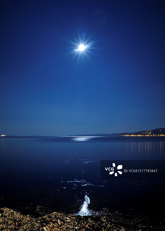 月亮倒影图片素材