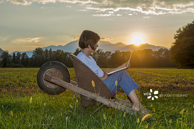 坐在独轮车里的女人图片素材