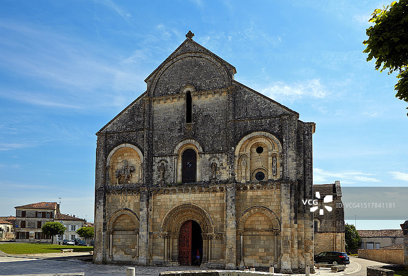 夏朗德河畔新堡的圣皮埃尔教堂图片素材