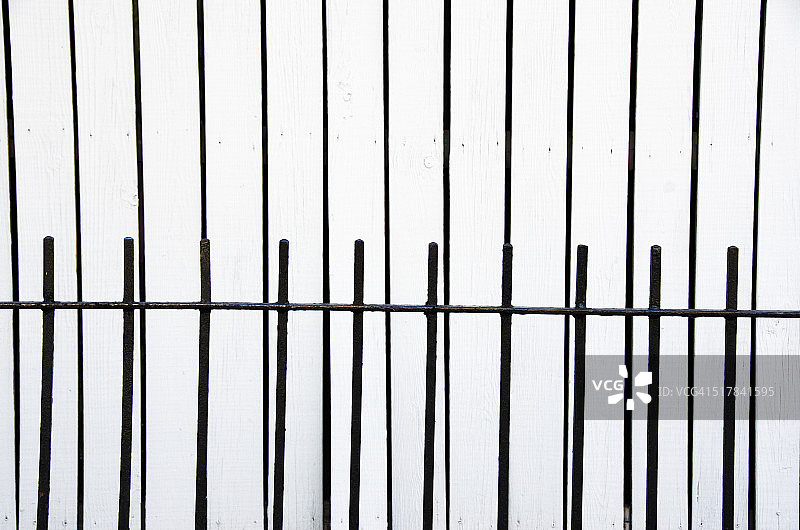白色墙壁上的高对比度栅栏图片素材
