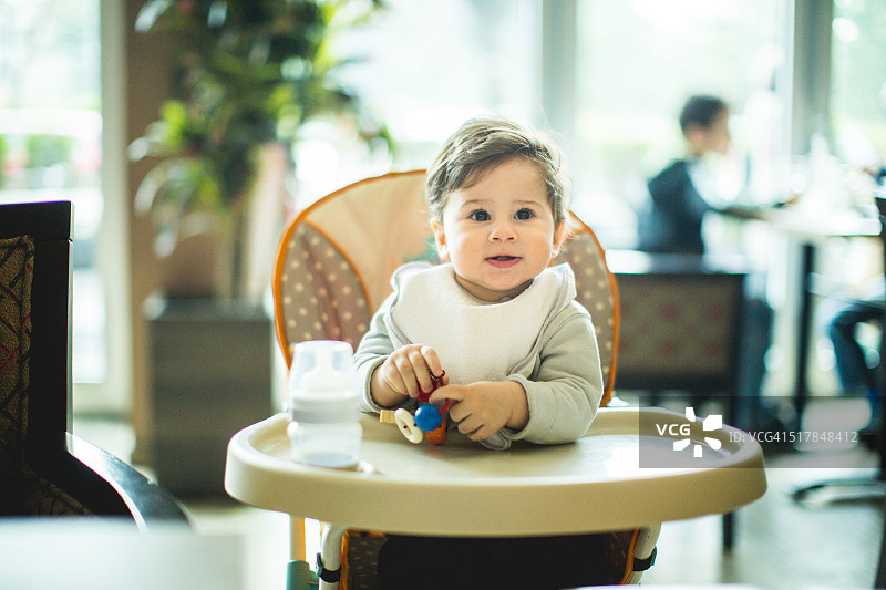 小男孩在高脚椅上玩耍图片素材