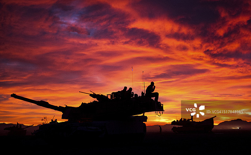 日落时分的M1A1艾布拉姆斯坦克图片素材