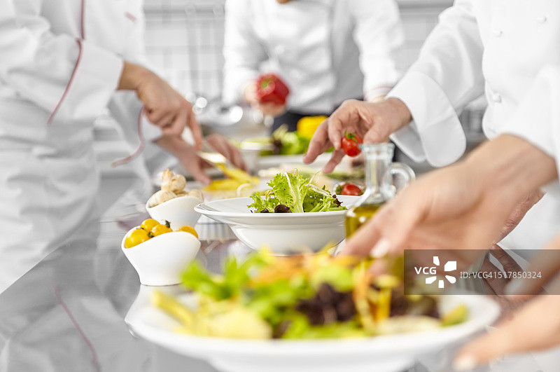 厨师准备沙拉图片素材