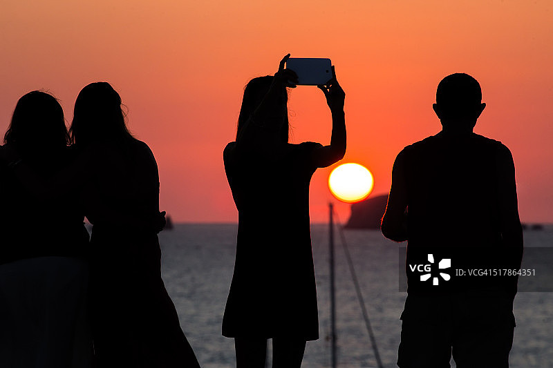 女孩在伊维萨岛日落时自拍图片素材