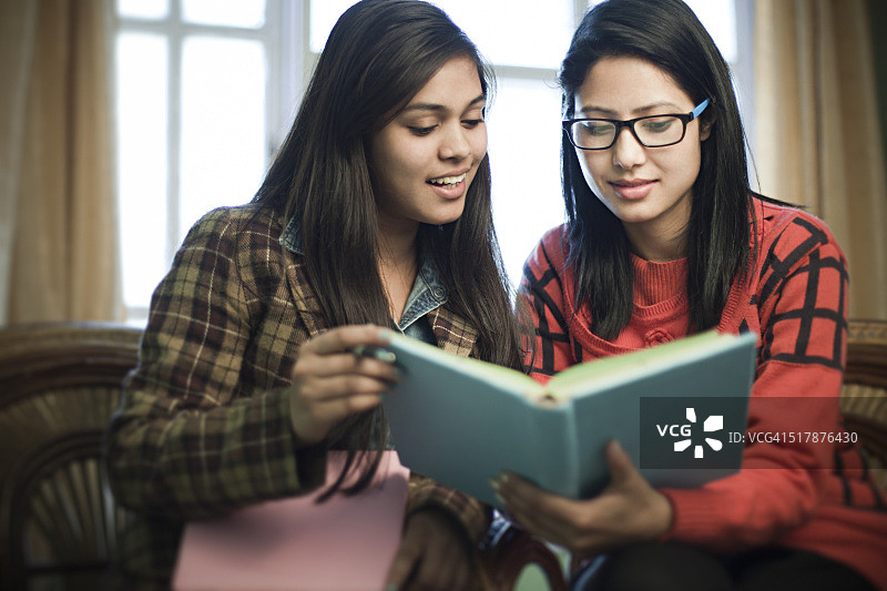 十几岁的快乐女学生一起读书图片素材