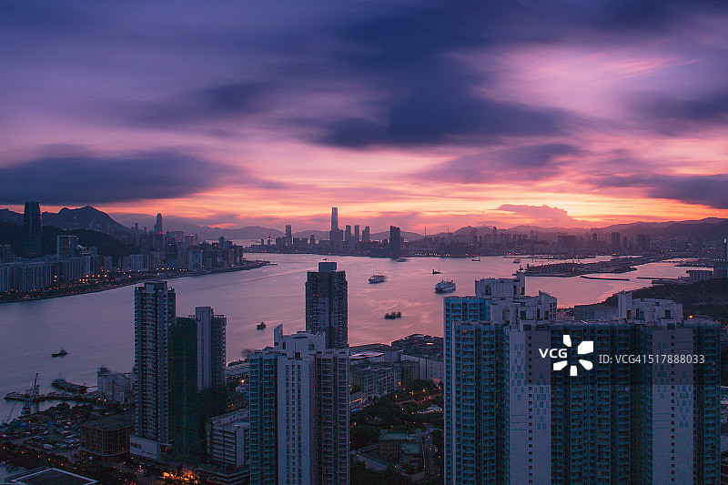 金色日落下的香港标志性天际线图片素材