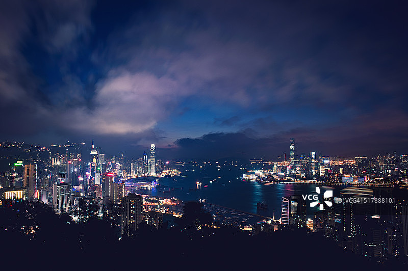 从山顶俯瞰美丽的香港夜景图片素材
