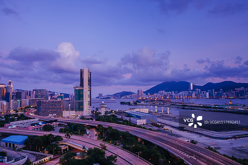繁忙的九龙湾公路和城市景观图片素材