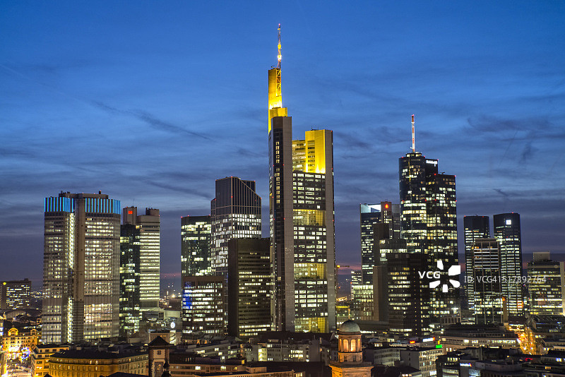 傍晚时分的法兰克福天际线图片素材