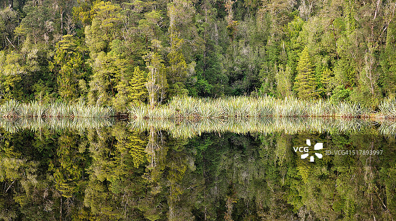 马瑟森湖倒影图片素材