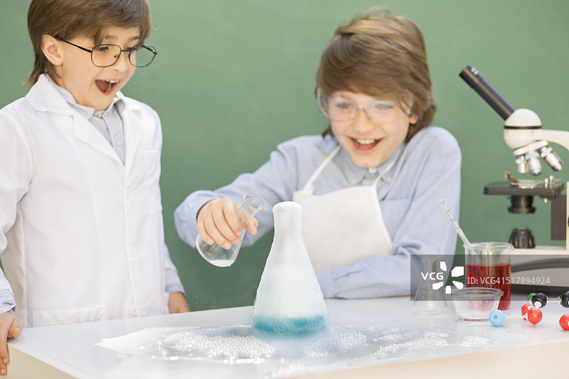小学生合作进行科学实验图片素材