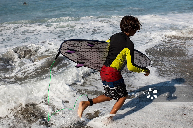 奔跑的年轻人图片素材