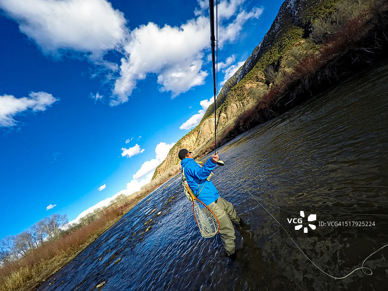 冬季末期在鹰河的飞蝇钓鱼POV视角图片素材