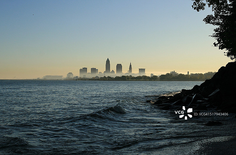 美国俄亥俄州克利夫兰伊利湖上城市的晨雾图片素材