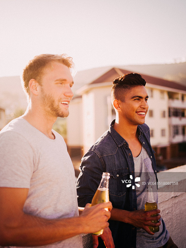 工作后在屋顶与两位朋友聚会图片素材