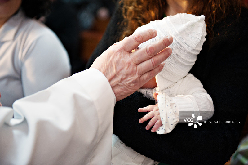 罗马尼亚的天主教洗礼仪式图片素材