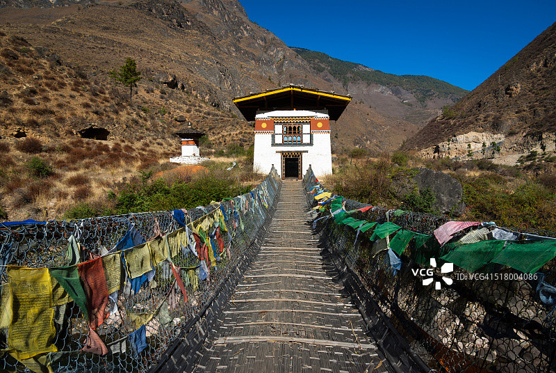 不丹帕罗，横跨河流通往Thamchhog Lhakhang寺庙的古老铁链悬索桥图片素材
