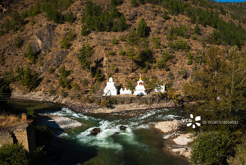 不丹帕罗曲宗，河流汇合处的三座佛教佛塔图片素材