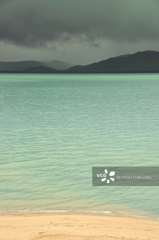 昆士兰海滩暴雨图片素材