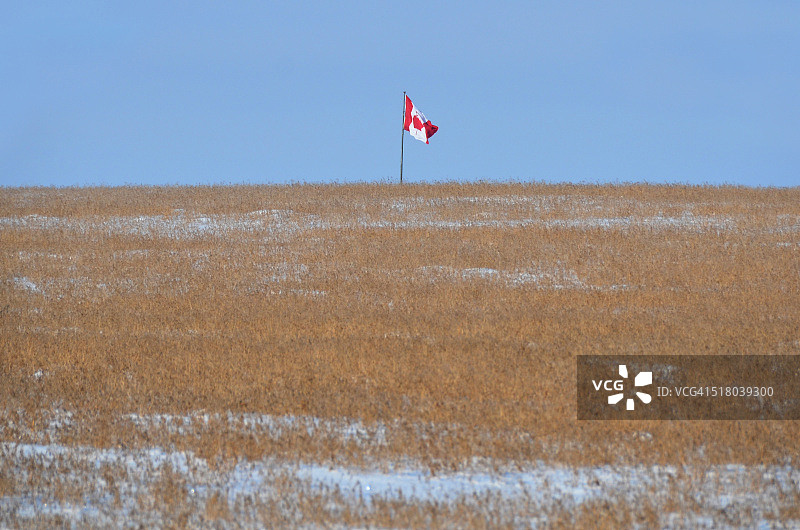 冬季山上的旗帜图片素材